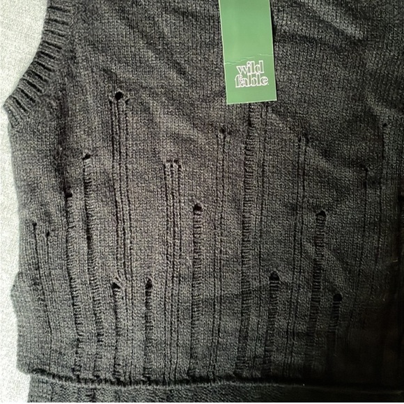 Wild Fable Black Sleeveless Crewneck Distressed Sweater Tank Top - Picture 4 of 5